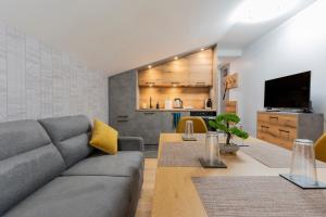 Posezení v ubytování Urban Five #3 - Stylish One-bedroom apartments with Kitchen & Parking