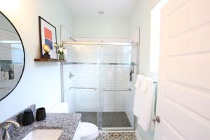 une salle de bain avec une douche, des toilettes et un lavabo dans l'établissement The Champion's Suite Newly Built Upscale Central, à Gainesville 63 autres photos