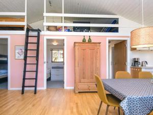 Kuchyň nebo kuchyňský kout v ubytování Holiday home Skals VI