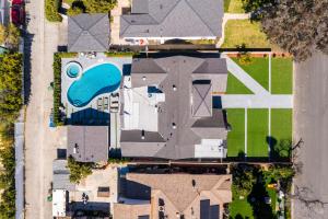 une vue aérienne d'une maison avec piscine dans l'établissement Tulum Style in Sherman Oaks, à Garnsey