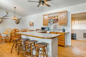 Una cocina con una gran isla con taburetes de bar. en 8 Mi to Hiking Home with Patio in Dtwn Pioche, en Pioche