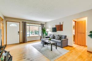 Istumisnurk majutusasutuses Pet-Friendly Gem with Ping-Pong Table in Oregon!