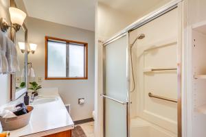 Vannituba majutusasutuses Pet-Friendly Gem with Ping-Pong Table in Oregon!