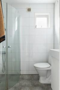 Koupelna v ubytování Premium Workers Home 10 bedrooms Near Volvo + 36 fotografií