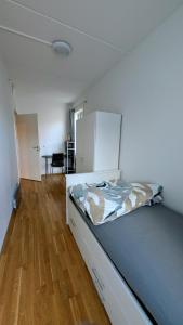 Postel nebo postele na pokoji v ubytování The Arctic Edge - Modern Seaside Apartment with Host in Central Tromsø