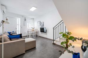 a living room with a couch and a table at Casa Centro Histórico Almería - Jayrán in Almería