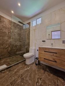 a bathroom with a toilet and a shower and a sink at chez yannick Hospedaje Los Amigos in Salento +14 photos