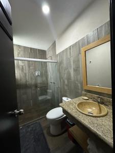 Koupelna v ubytování MR Hotel + 37 fotografií
