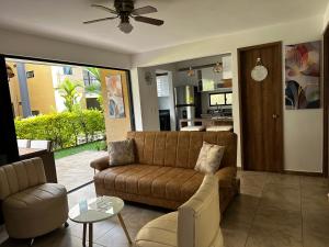 a living room with a couch and a table at Villa edén La Tebaida Quindío in La Tebaida