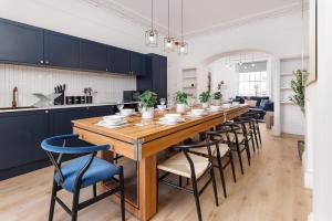 Köök või kööginurk majutusasutuses Flatzy - City Centre Mansion 2, Sleeps 22, 4 Baths