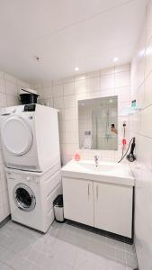 Koupelna v ubytování The Arctic Edge - Modern Seaside Apartment with Host in Central Tromsø + 8 fotografií