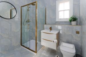 Vannituba majutusasutuses Flatzy - City Centre Mansion 2, Sleeps 22, 4 Baths +65 fotot