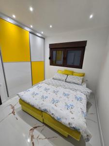 Postel nebo postele na pokoji v ubytování Apartmani Mikić
