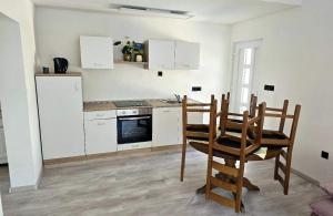 Η κουζίνα ή μικρή κουζίνα στο Apartments with parking space Barbat, Rab - 24096