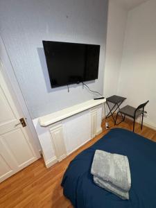 Μια τηλεόραση ή/και κέντρο ψυχαγωγίας στο Cosy room 3 s