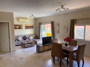 Χώρος καθιστικού στο home from home Al dora residence