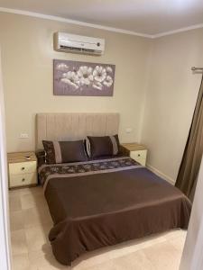 Ένα ή περισσότερα κρεβάτια σε δωμάτιο στο home from home Al dora residence