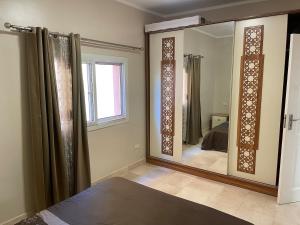 Ένα ή περισσότερα κρεβάτια σε δωμάτιο στο home from home Al dora residence +41 φωτογραφίες