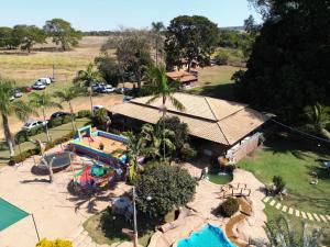 Una vista aérea de un complejo turístico con un parque acuático. en Fazenda Princesinha, en Caldas Novas