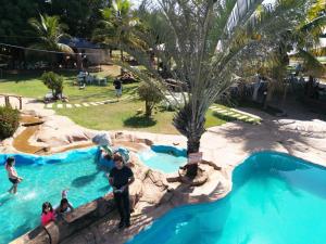 Un grupo de personas en una piscina de un resort. en Fazenda Princesinha, en Caldas Novas 13 fotos más