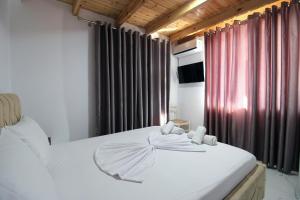 Una cama o camas en una habitación de Seaside Vila Genti Pollo