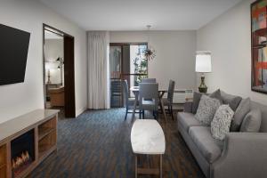 Posezení v ubytování Ashland Hills Hotel & Suites