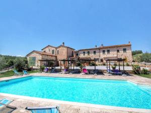 une grande piscine devant une maison dans l'établissement Farmhouse in Tuscany with Pool & Scenic Views, à Asciano
