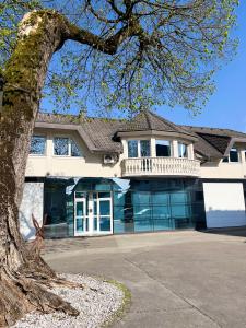 卡姆尼克Apartments Linden Tree的一栋带阳台的大房子 更多37张照片