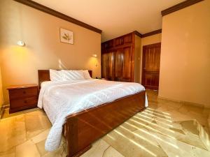 una camera da letto con un letto grande con struttura in legno di Hotel Bucaneiro a Manta