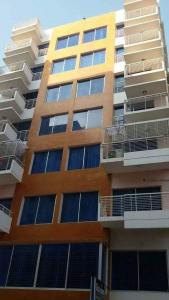 un edificio de apartamentos alto con ventanas y balcones en Unity Inn en Cox's Bazar