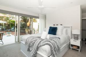 Ένα ή περισσότερα κρεβάτια σε δωμάτιο στο Luxury Mooloolaba Retreat with Spa & Pool +44 φωτογραφίες