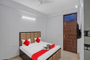 Postel nebo postele na pokoji v ubytování Hotel O Raj Residency