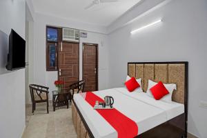 Postel nebo postele na pokoji v ubytování Hotel O Raj Residency