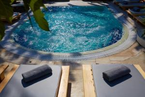 Bazen u ili blizu objekta Hermes Hotel