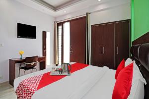 Postel nebo postele na pokoji v ubytování Hotel O Kailash Near Iskcon Temple Noida