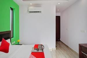 Postel nebo postele na pokoji v ubytování Hotel O Kailash Near Iskcon Temple Noida