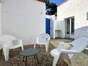 Patio alebo iná vonkajšia časť ubytovania Villa T3 à 100m de la mer, 500m des commerces, terrasse, parking, fibre - La Palmyre - FR-1-705-37