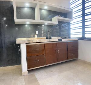 een keuken met een spoelbak en een aanrecht bij Edificio La Paz in Puerto Vallarta +33 foto's