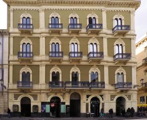 un gran edificio con balcones en una calle en Art Fashion House Luxury Rooms, en Catania