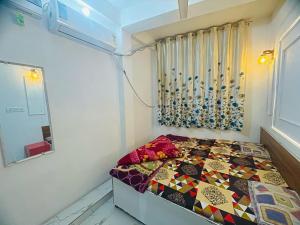 Postel nebo postele na pokoji v ubytování balaji hotel & guest house