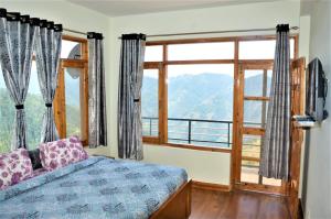 ein Schlafzimmer mit einem Bett und einem großen Fenster in der Unterkunft Ridhi Sidhi Cottage Homestay in Shimla