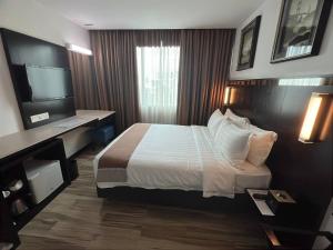 Кровать или кровати в номере Dreamtel Kota Kinabalu
