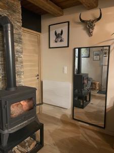 sala de estar con chimenea y espejo en Cocon au cœur des Vosges, en Ban-sur-Meurthe-Clefcy 25 fotos más