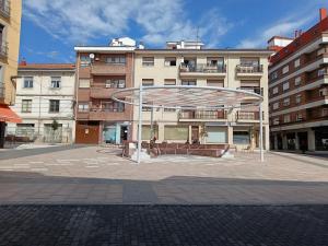 a city square with a building in the background at Luminoso apartamento en Grado, cerca de Oviedo in Grado