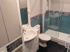 Koupelna v ubytování Appartement au Cœur de Super Besse avec Balcon et Parking - FR-1-814-98