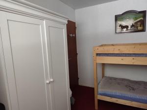 Postel nebo postele na pokoji v ubytování Appartement au Cœur de Super Besse avec Balcon et Parking - FR-1-814-98