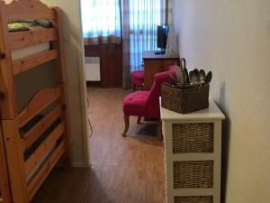 ein Zimmer mit einem Bett, einem Tisch und einem Stuhl in der Unterkunft Studio cosy sur les pistes, proche télécabines - FR-1-814-108 in Besse-et-Saint-Anastaise