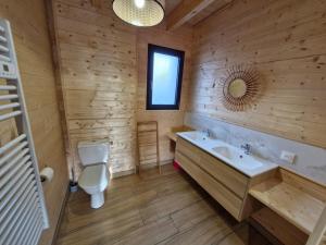 e bagno in legno con servizi igienici e lavandino. di Chalet familial moderne à Super Besse pour 14 pers. - FR-1-814-121 a Besse-et-Saint-Anastaise Altre 27 foto