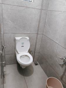 エルナクラムにある88 Green fort Edappallyの個室に白いトイレがあるバスルーム