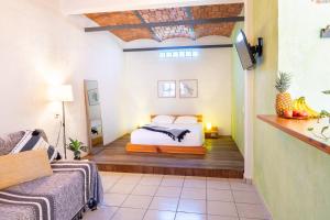 ein Schlafzimmer mit einem Bett und einem Fernseher in einem Zimmer in der Unterkunft Best Location in Sayulita + Walk to Everything in Sayulita